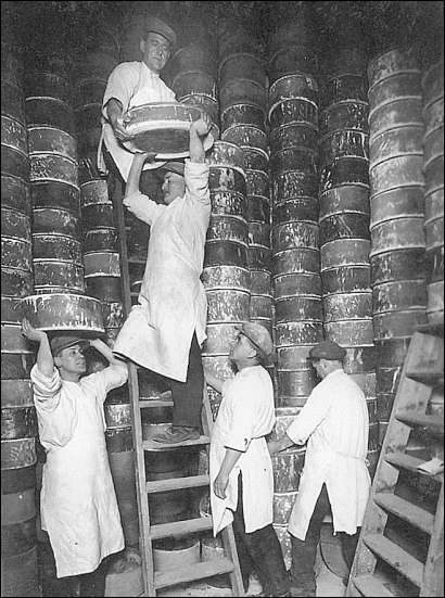The SAGGARS were arranged in vertical stacks called BUNGS which extended from the floor of the oven to the ceiling.