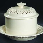 leedsware_creamware_pierced_butter_tub_with_lid_stand_P0000050910S0014T2